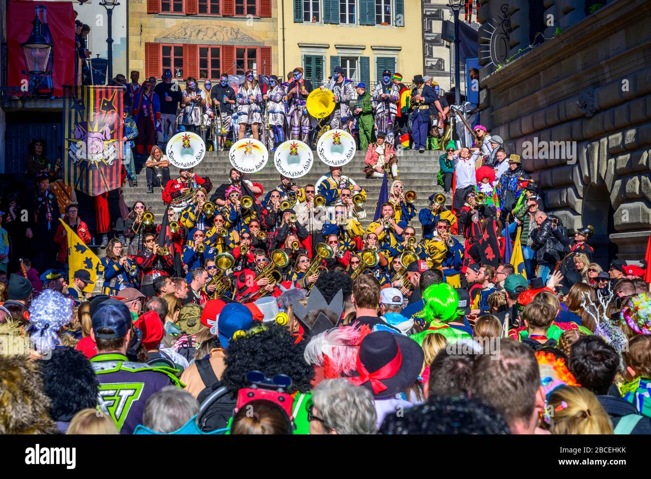 Les musiciens Guggen jouent de la musique dans la vieille ville, le Carnaval, Guedismaentig, le Carnaval de Lucerne, Lucerne, Suisse Banque D'Images