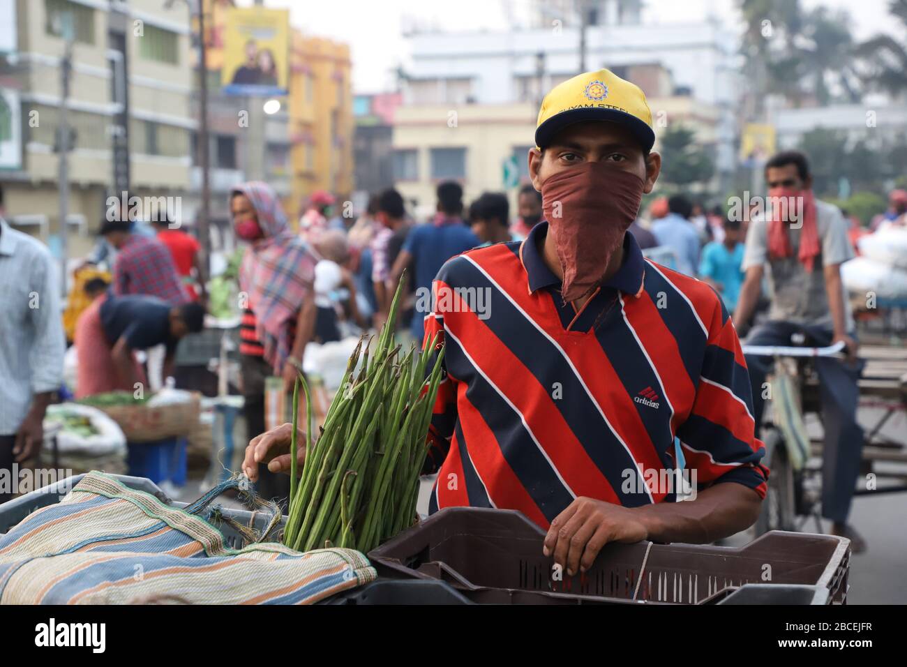Kolkata, Inde. 4 avril 2020. Aujourd'hui est le 13ème jour du verrouillage complet à l'échelle nationale condamné par le gouvernement central pour atténuer la propagation du virus corona dans tout le pays. Le nombre de cas de la VID19 a déjà dépassé 3000. Il y a encore des foules dans différentes parties de Kolkata. Tous les jours, le matin, les agriculteurs apportent des légumes sur les marchés et des foules de personnes sont observées. À l'exception de certains endroits, les gens ne maintiennent pas la distance entre eux. Crédit: Pacific Press Agency/Alay Live News Banque D'Images