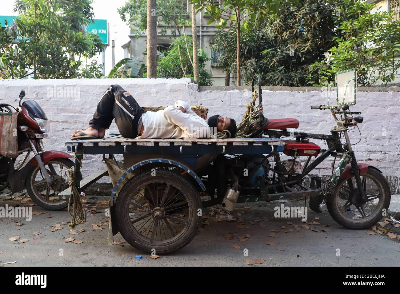 Kolkata, Inde. 4 avril 2020. Aujourd'hui est le 13ème jour du verrouillage complet à l'échelle nationale condamné par le gouvernement central pour atténuer la propagation du virus corona dans tout le pays. Le nombre de cas de la VID19 a déjà dépassé 3000. Il y a encore des foules dans différentes parties de Kolkata. Tous les jours, le matin, les agriculteurs apportent des légumes sur les marchés et des foules de personnes sont observées. À l'exception de certains endroits, les gens ne maintiennent pas la distance entre eux. Crédit: Pacific Press Agency/Alay Live News Banque D'Images