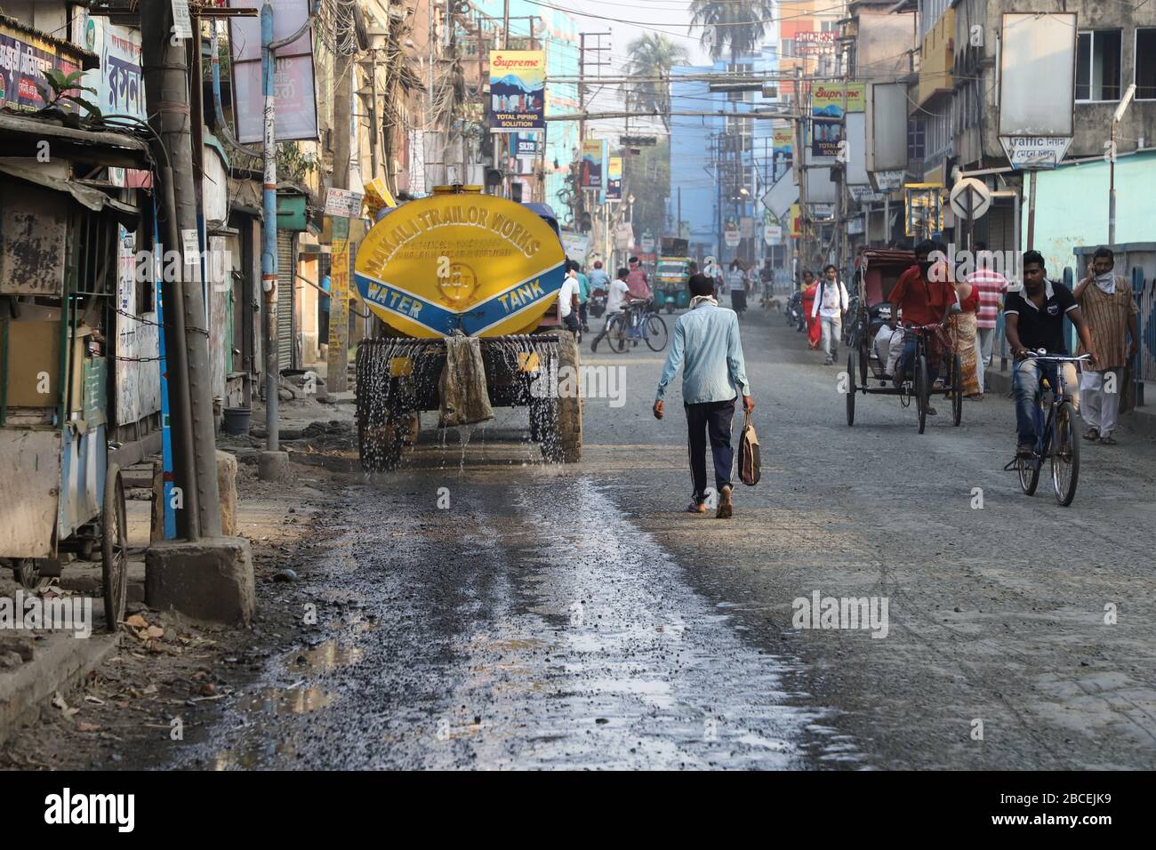 Kolkata, Inde. 4 avril 2020. Aujourd'hui est le 13ème jour du verrouillage complet à l'échelle nationale condamné par le gouvernement central pour atténuer la propagation du virus corona dans tout le pays. Le nombre de cas de la VID19 a déjà dépassé 3000. Il y a encore des foules dans différentes parties de Kolkata. Tous les jours, le matin, les agriculteurs apportent des légumes sur les marchés et des foules de personnes sont observées. À l'exception de certains endroits, les gens ne maintiennent pas la distance entre eux. Crédit: Pacific Press Agency/Alay Live News Banque D'Images