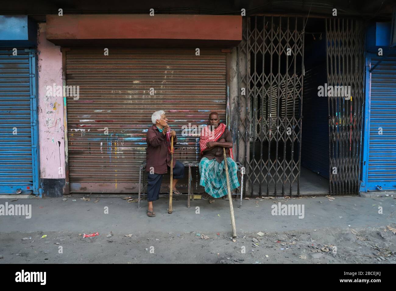 Kolkata, Inde. 4 avril 2020. Aujourd'hui est le 13ème jour du verrouillage complet à l'échelle nationale condamné par le gouvernement central pour atténuer la propagation du virus corona dans tout le pays. Le nombre de cas de la VID19 a déjà dépassé 3000. Il y a encore des foules dans différentes parties de Kolkata. Tous les jours, le matin, les agriculteurs apportent des légumes sur les marchés et des foules de personnes sont observées. À l'exception de certains endroits, les gens ne maintiennent pas la distance entre eux. Crédit: Pacific Press Agency/Alay Live News Banque D'Images