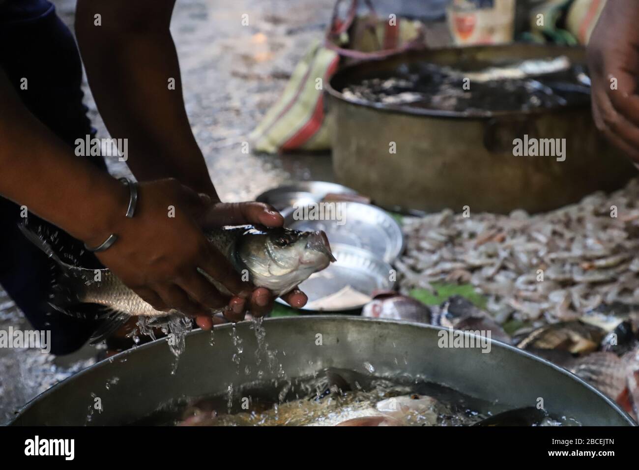 Kolkata, Inde. 4 avril 2020. Aujourd'hui est le 13ème jour du verrouillage complet à l'échelle nationale condamné par le gouvernement central pour atténuer la propagation du virus corona dans tout le pays. Le nombre de cas de la VID19 a déjà dépassé 3000. Il y a encore des foules dans différentes parties de Kolkata. Tous les jours, le matin, les agriculteurs apportent des légumes sur les marchés et des foules de personnes sont observées. À l'exception de certains endroits, les gens ne maintiennent pas la distance entre eux. Crédit: Pacific Press Agency/Alay Live News Banque D'Images
