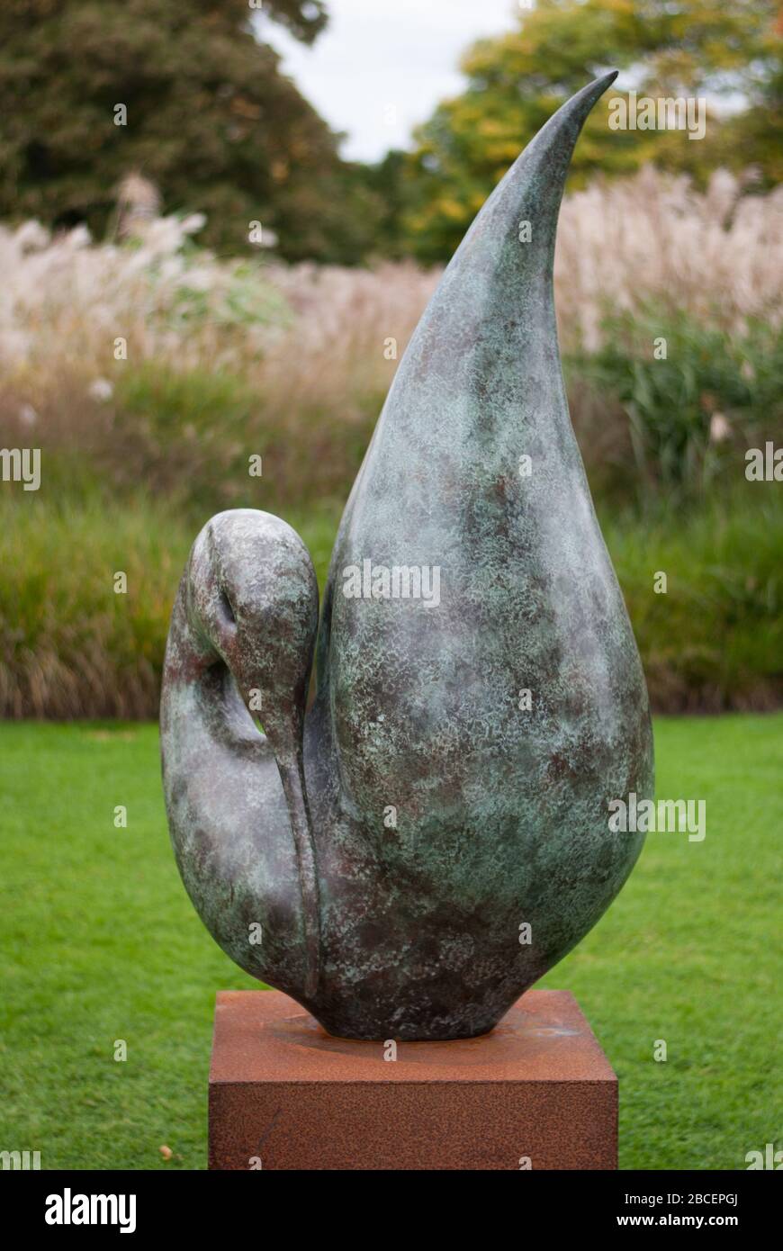 Réflexion Bronze Sculpture Swan par Simon Gudgeon Sculpt at Kew 2017 Royal Botanic Gardens Kew Gardens, Richmond, Londres, TW9 3AE Banque D'Images