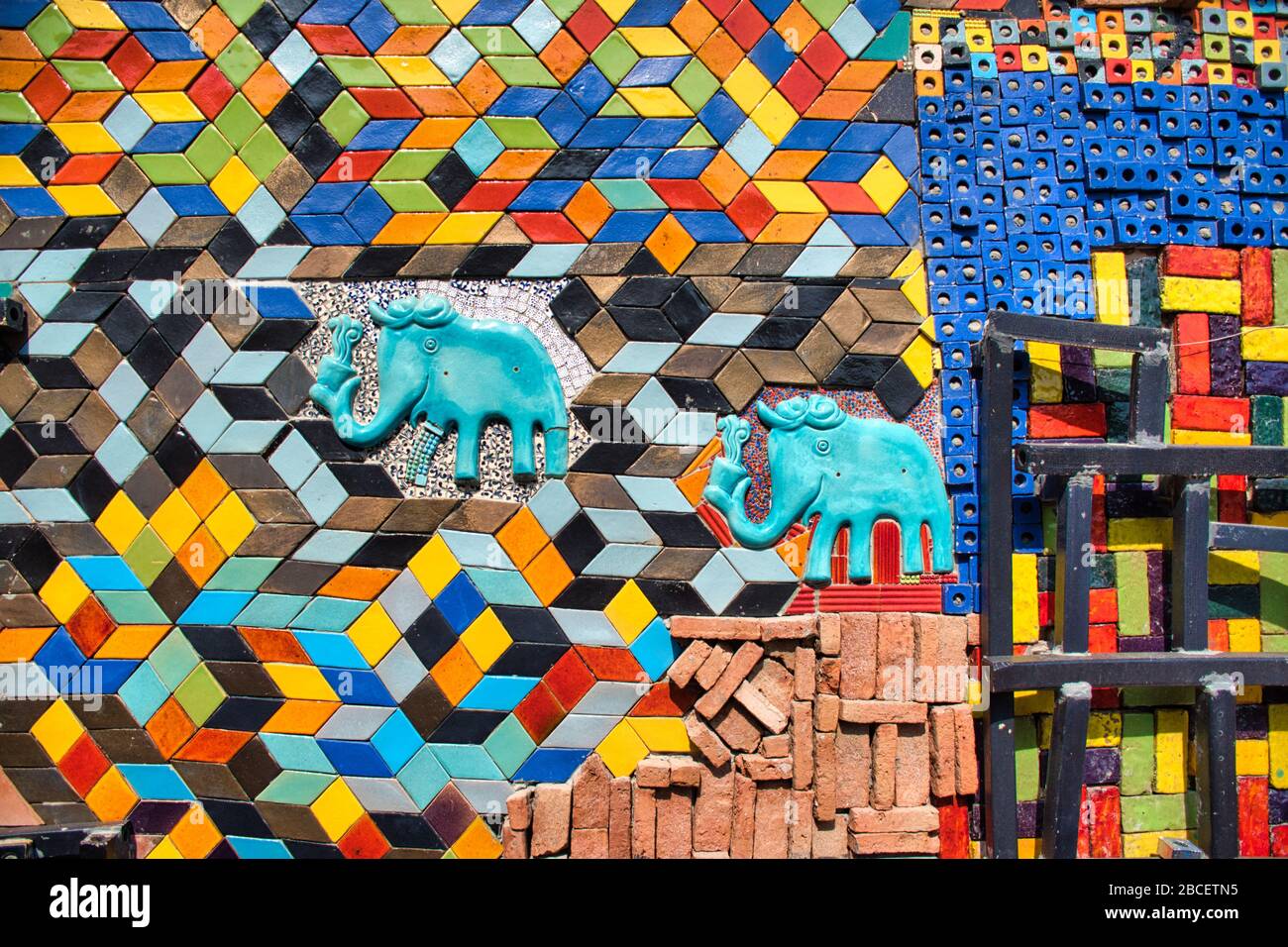 Magnifique magnifique symbole en céramique bleu clair en forme d'éléphant dans le jardin de la fabrique de céramique Tao Hong Tai à Ratchaburi, Thaïlande Banque D'Images