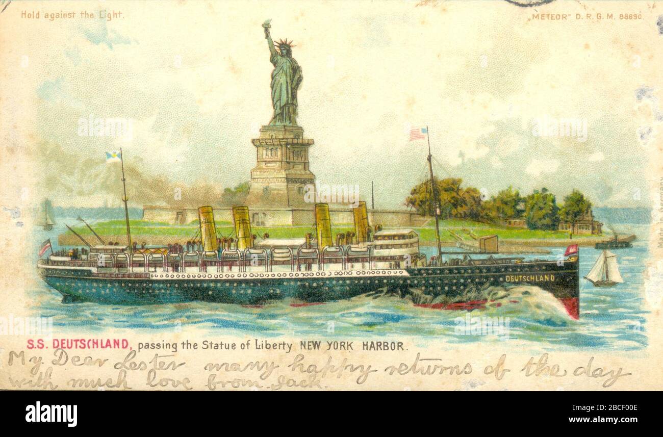 Admirez la carte postale photo de S S S Deutschland, en passant par la Statue de la liberté, New York Harbour 1903 Banque D'Images