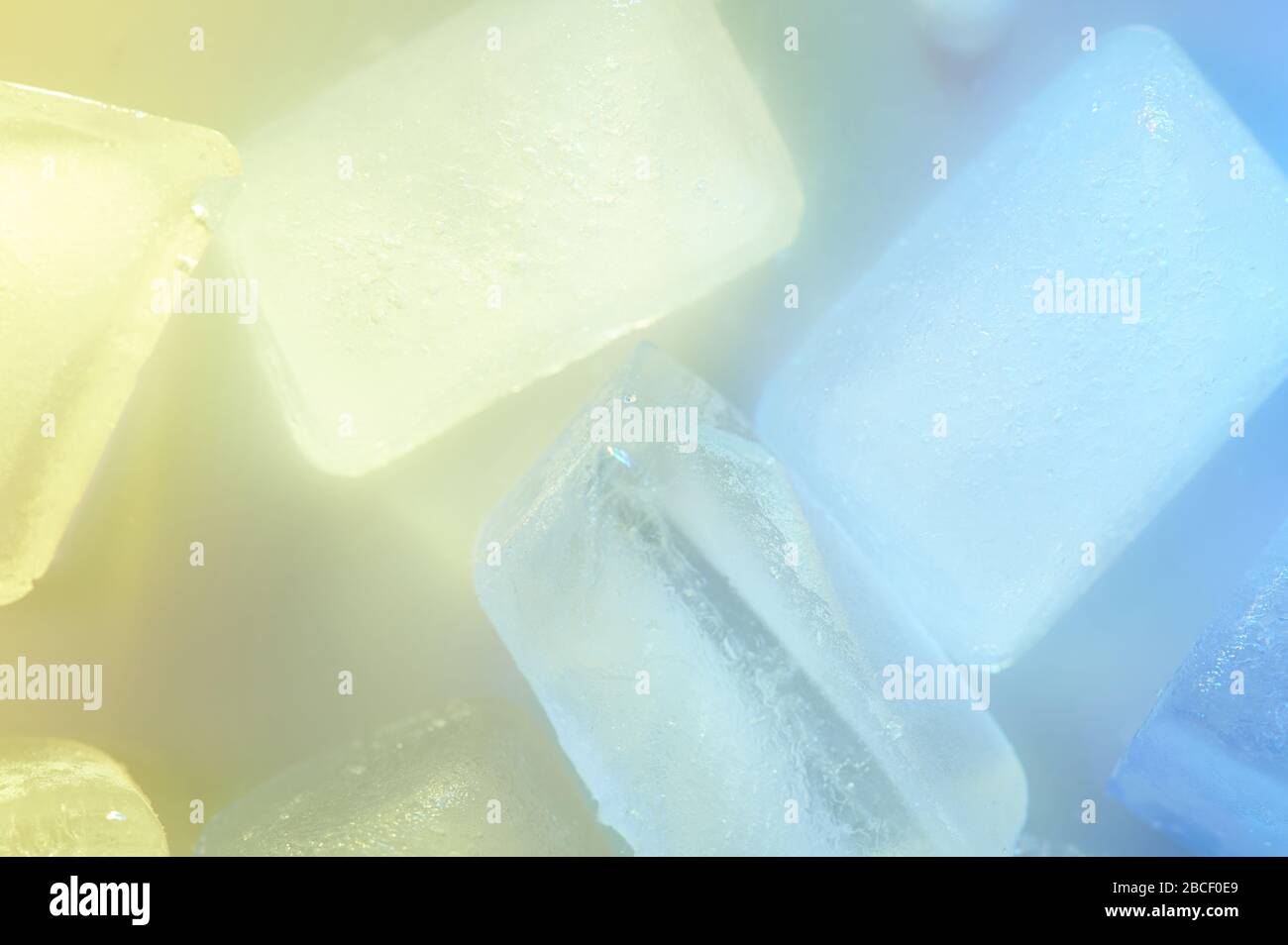 La glace colorée bloque le fond bleu et jaune Banque D'Images