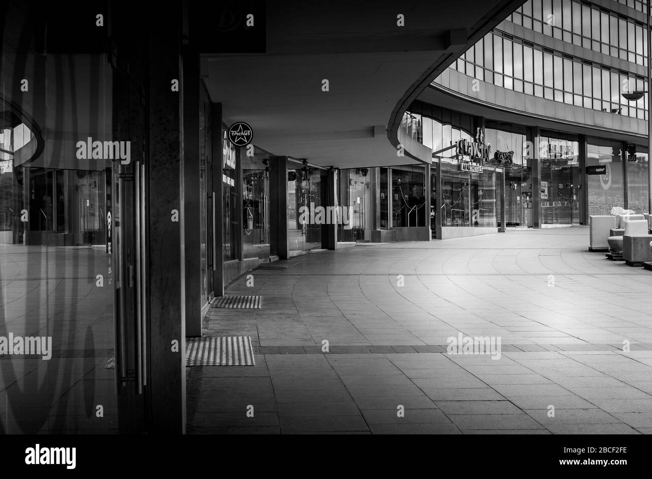 Approche de la gare, Piccadilly Station, Manchester, Royaume-Uni. Les rues vides, les entreprises fermées pendant l'épidémie de coronavirus, avril 2020. Banque D'Images
