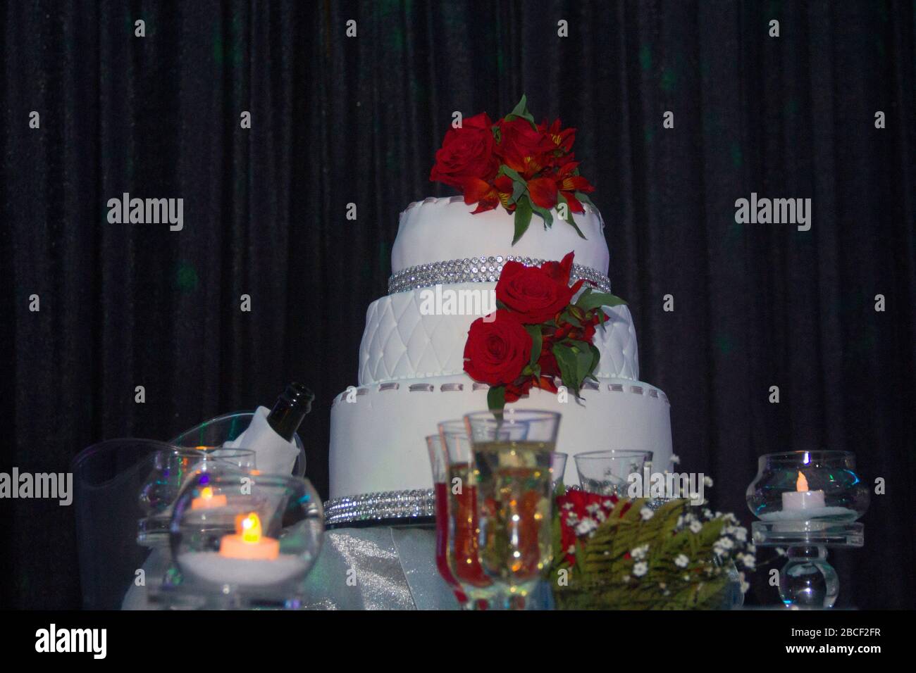 Champagne Gateau D Anniversaire Bougies Banque D Image Et Photos Alamy Champagne Gateau D Anniversaire Bougies Banque D Image Et Photos Alamy