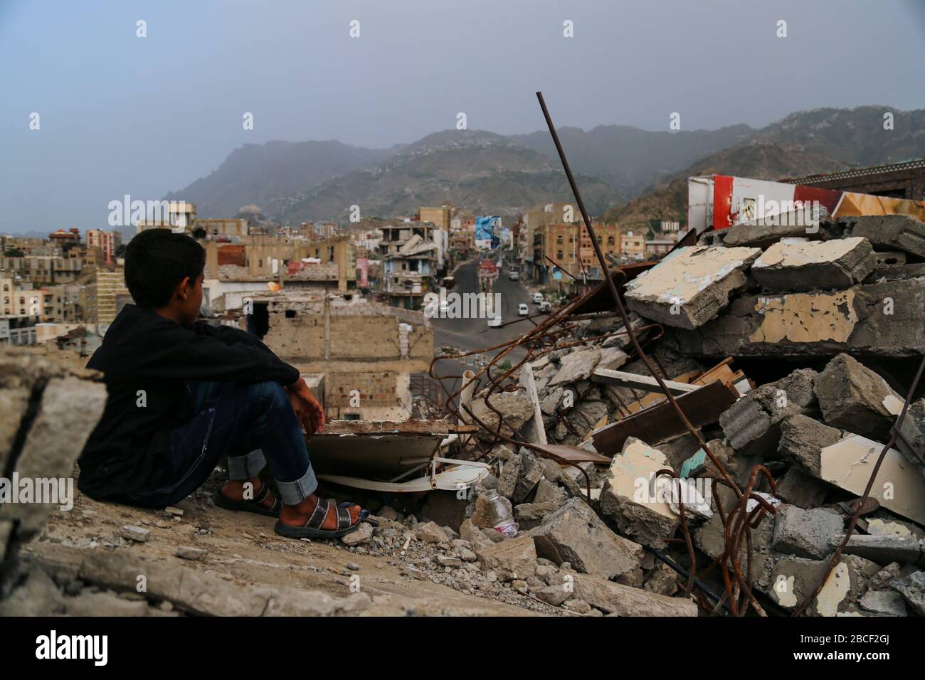 Taiz / Yémen - 22 août 2016 : un enfant de Taiz City est assis sur les ruines de sa maison ruinée à cause de la guerre sur la ville-Yémen. Banque D'Images