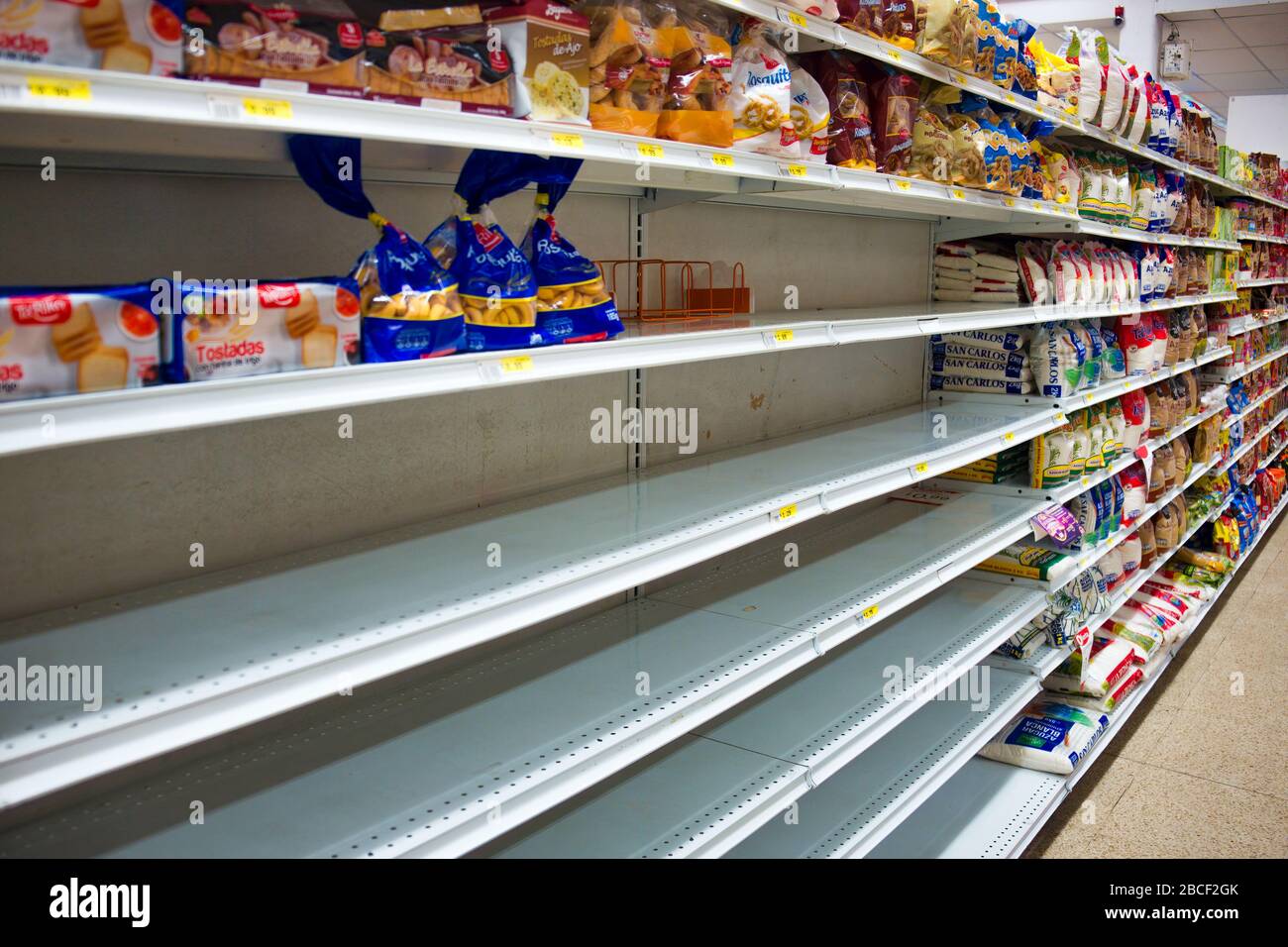 Voyage de Cotacachi à Coronavirus 5 sur 11: Étagères vides dans un supermarché TIA dans le canton du village de Calle Diez de Agosto Cotacachi ou pueblo en Equateur S. America Banque D'Images