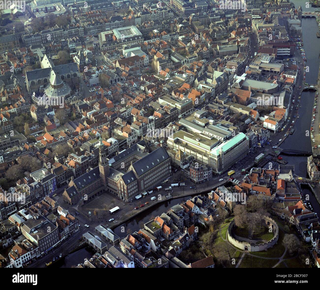 Leiden, Hollande, 3 décembre - 1984: Photo aérienne historique du centre de Leiden, Hollande avec le Rhin, Burcht, mairie et Pieters churc Banque D'Images