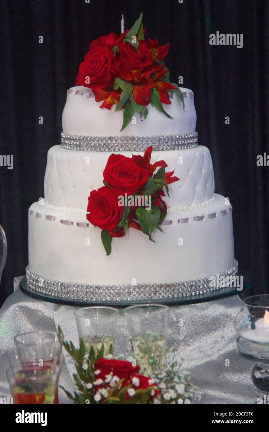 Champagne Gateau D Anniversaire Bougies Banque D Image Et Photos Alamy Champagne Gateau D Anniversaire Bougies Banque D Image Et Photos Alamy