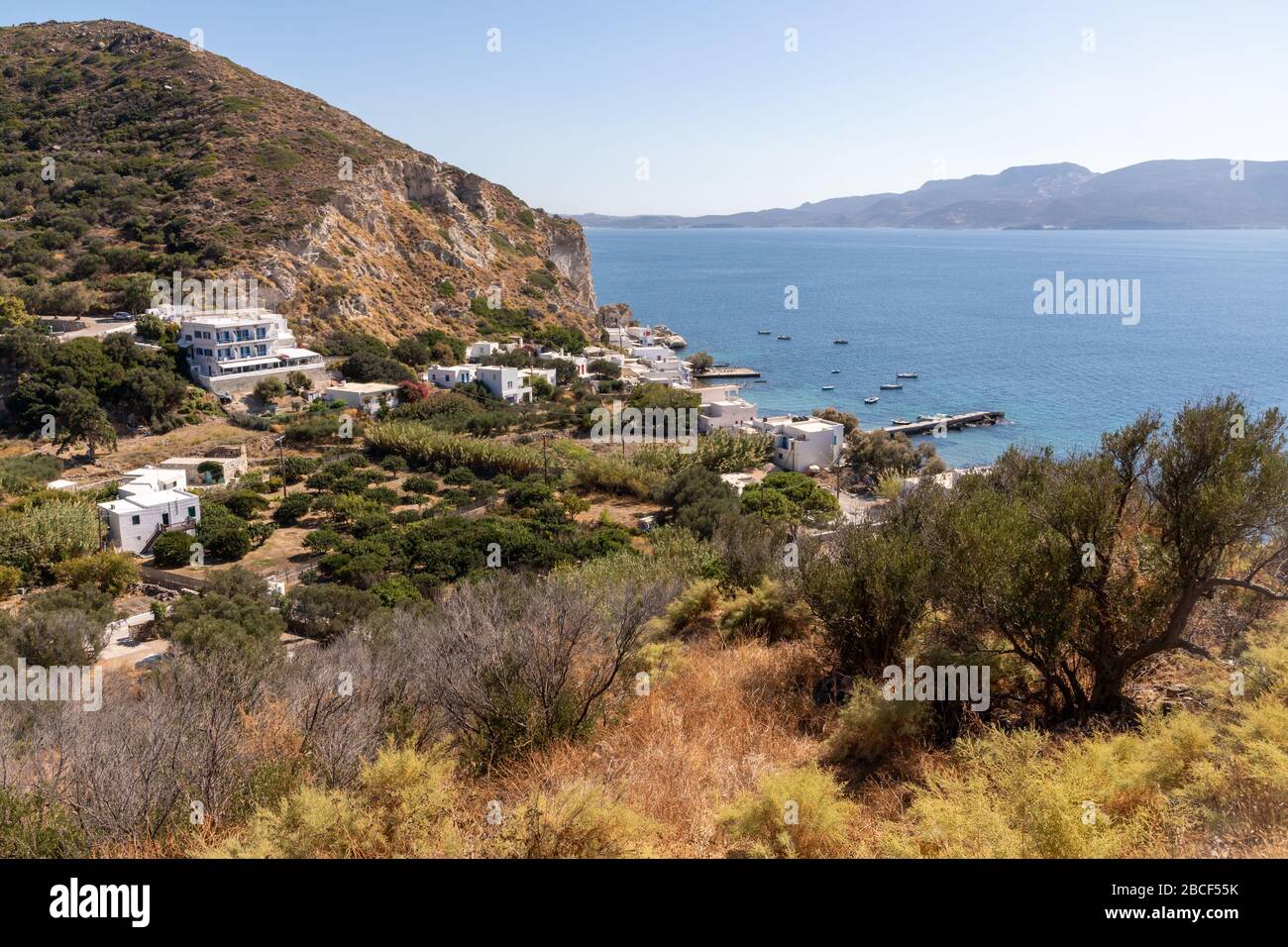 Bateaux et maisons à la plage de Klima, Milos, Grèce Banque D'Images