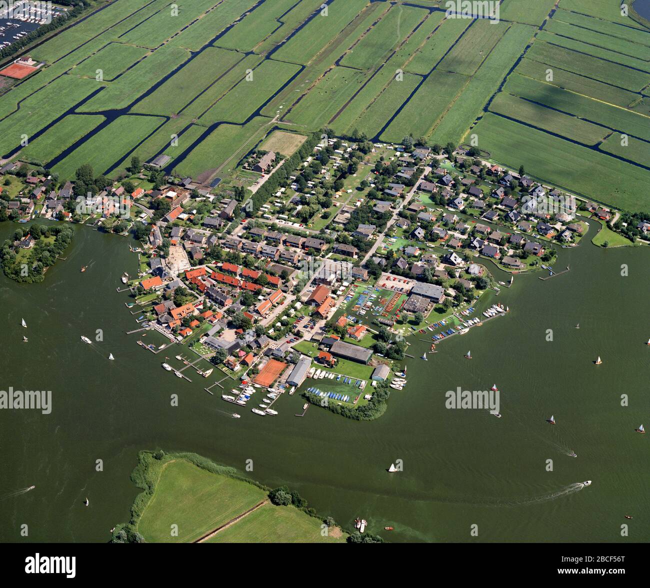 Kaag, Pays-Bas, 1er août 1986 : photo aérienne historique du village Kaag sur une île appelée Kagereiland dans les lacs Kager, partie de la municipalité Banque D'Images