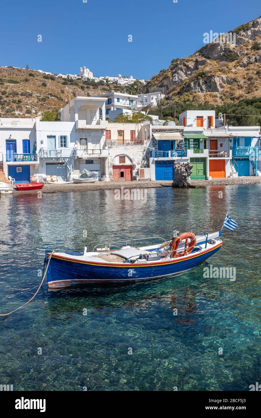 Maisons colorées en bateau à la plage de Klima avec le village de Trypiti en arrière-plan, Milos, Grèce Banque D'Images
