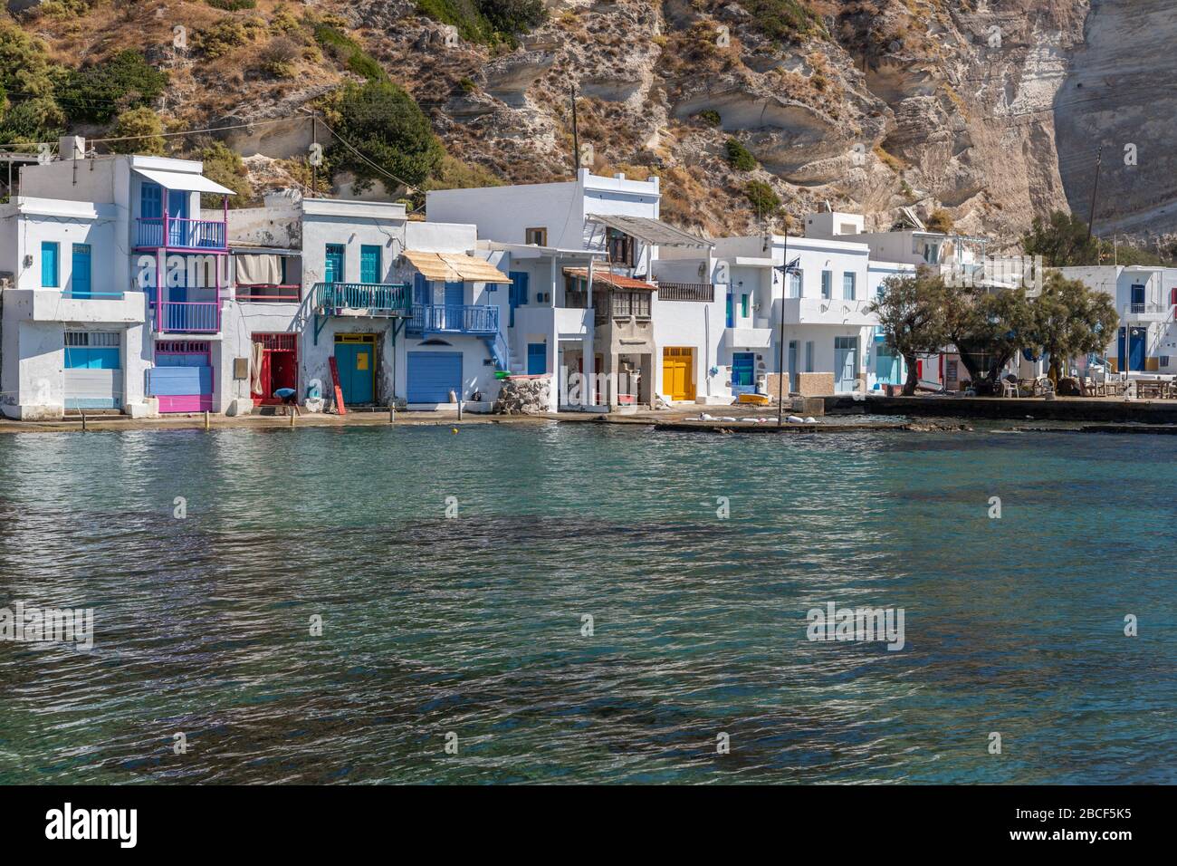 Maisons colorées à la plage de Klima, Milos, Grèce Banque D'Images