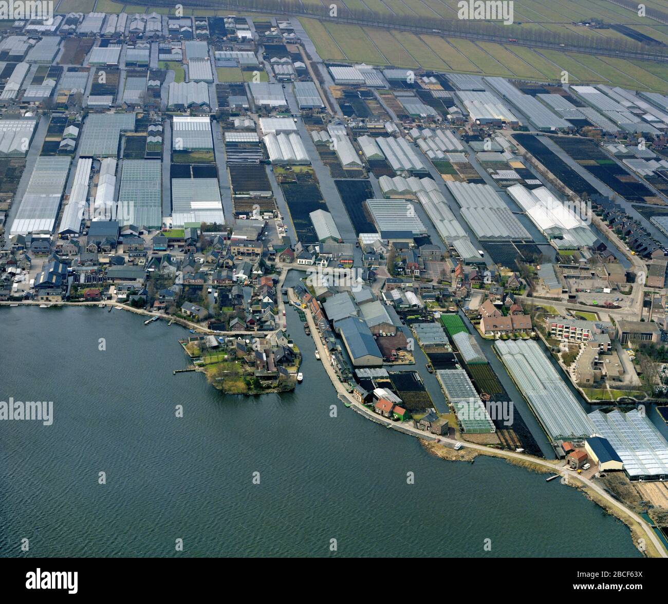 Roelofarendsveen, Hollande, 26 mars - 1987: Photo aérienne historique du village Roelofarendsveen au Braassemermeer et aux serres Banque D'Images