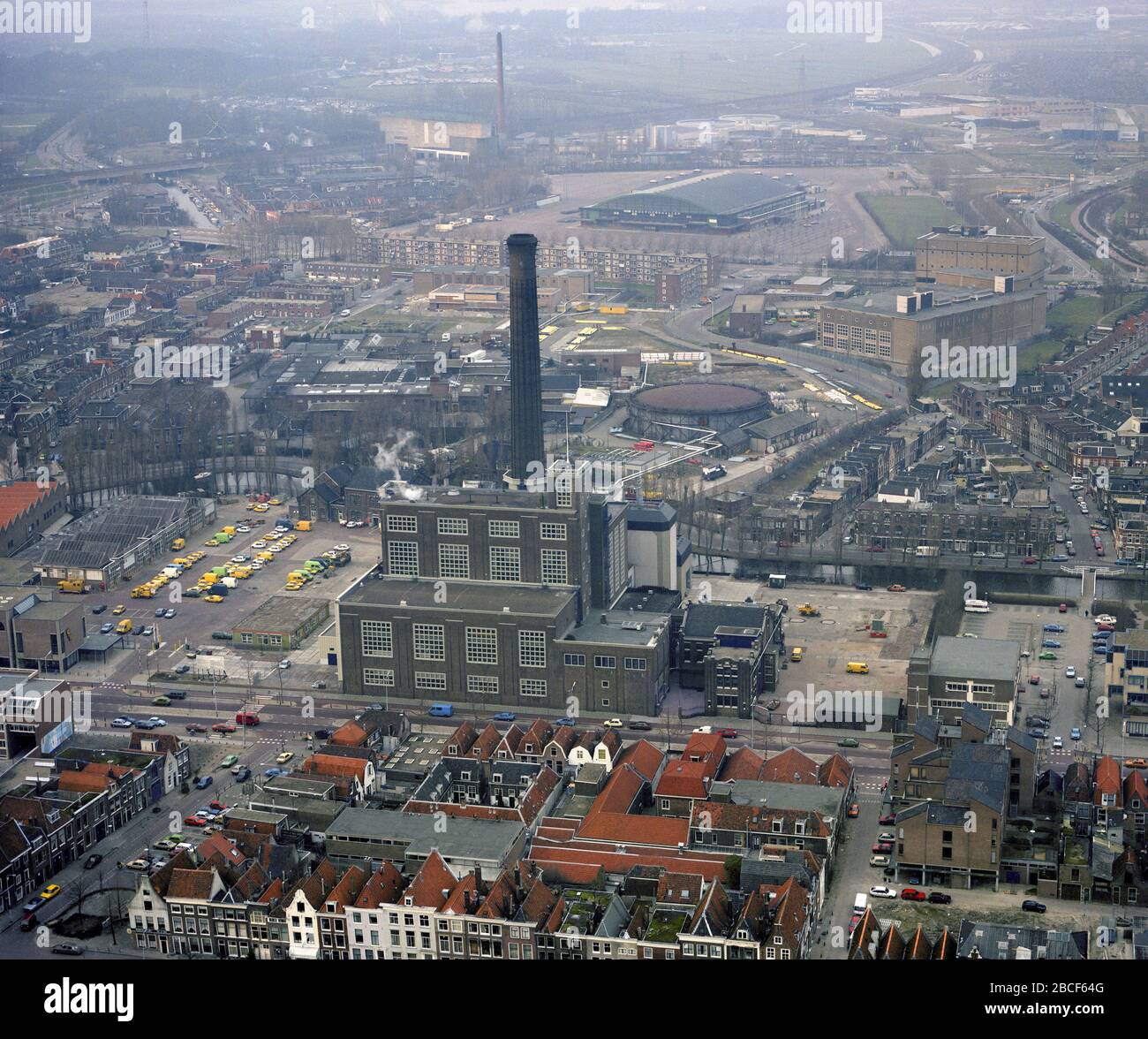 Leiden, Hollande, 1er avril - 1987 : photo aérienne historique de la centrale électrique au Langegracht, au centre de Leiden Banque D'Images