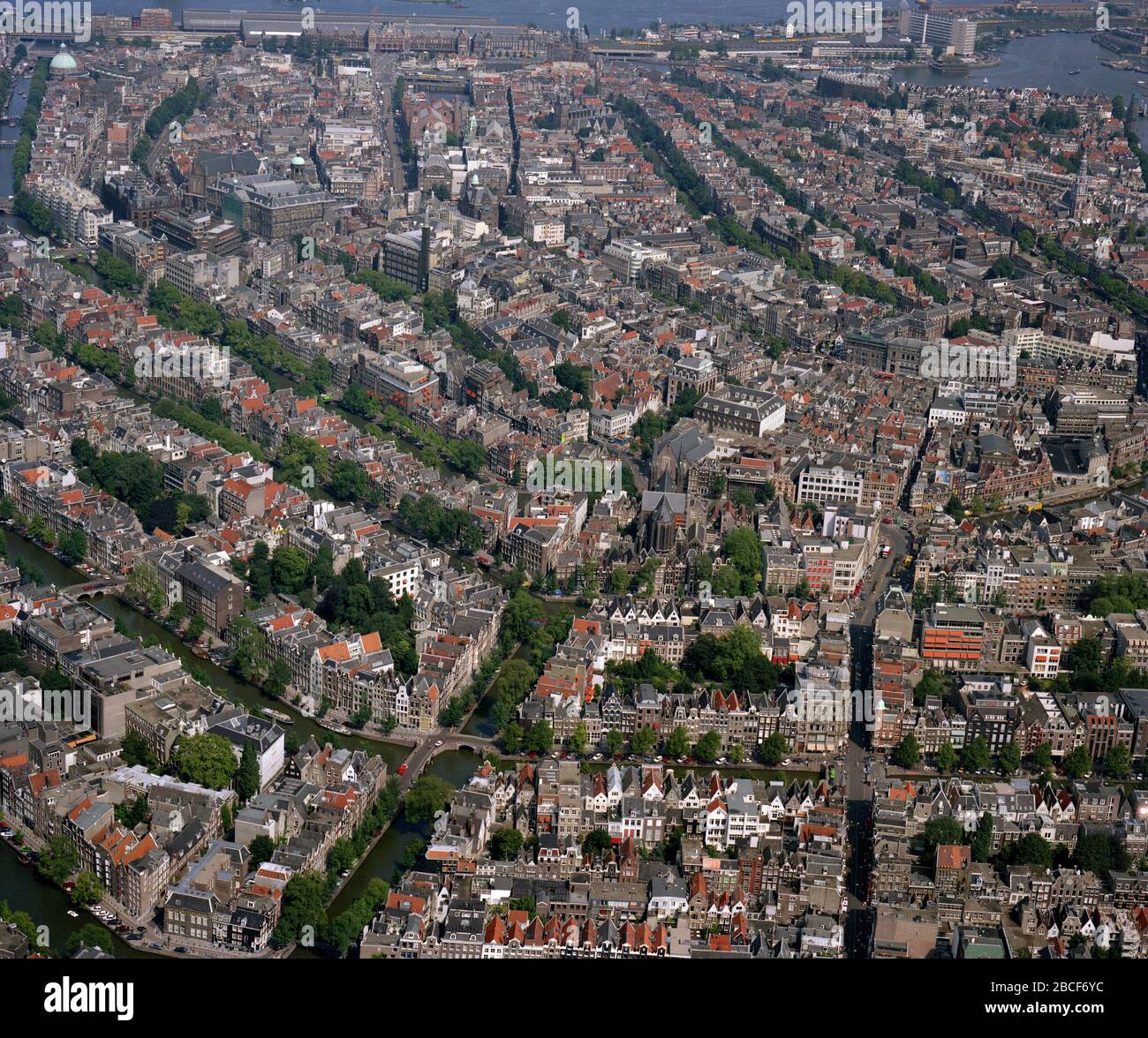 Amsterdam, Pays-Bas, du 24 au 1987 : photo aérienne historique du Grachtengordel, connu en anglais comme le Canal District, un quartier du cen Banque D'Images