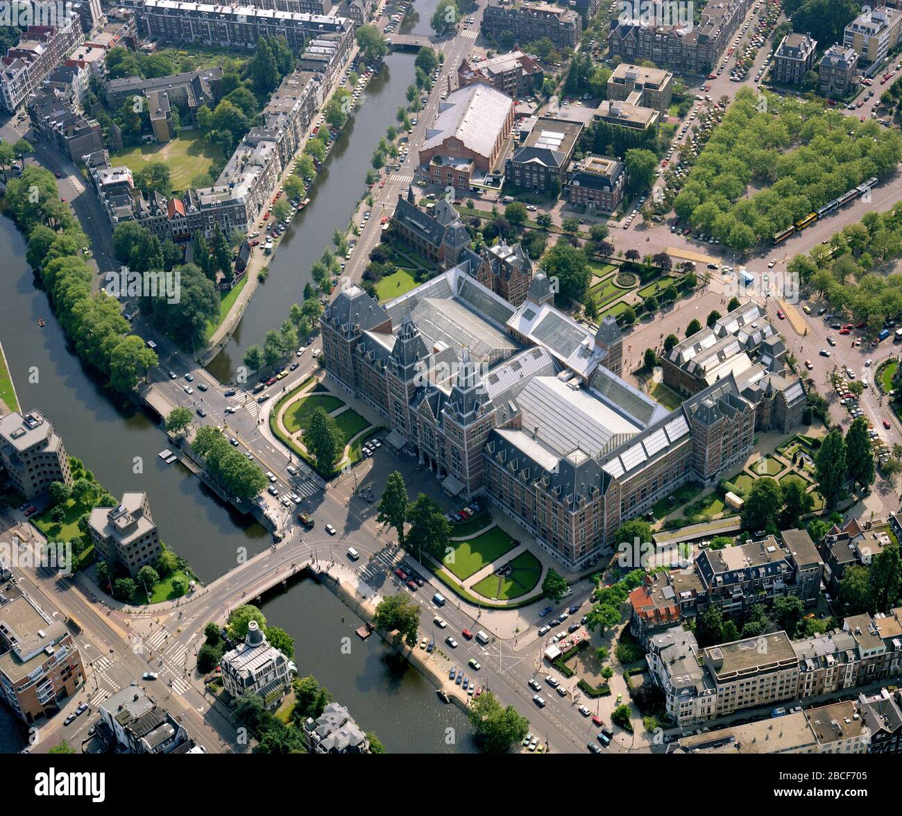 Amsterdam, Pays-Bas, du 24 au 1987 : photo aérienne historique du musée national néerlandais sur la place du Musée Banque D'Images