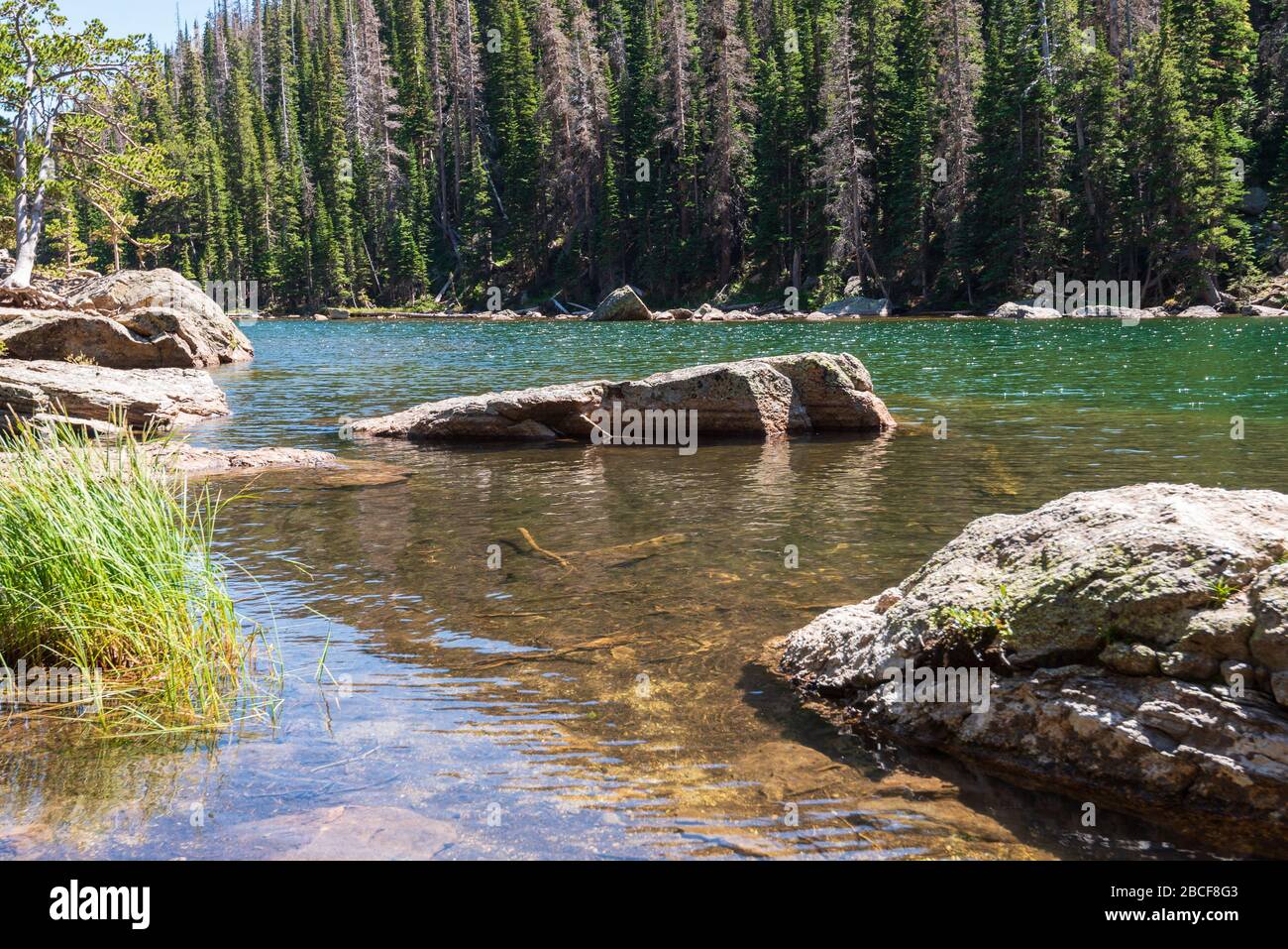Paysage de grands rochers dans un lac dans le parc national des montagnes Rocheuses du Colorado Banque D'Images