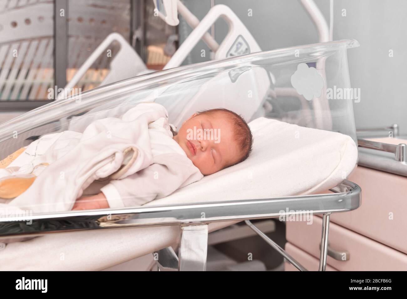 Bébé nouveau-né dormant dans le lit de l'hôpital Photo Stock - Alamy