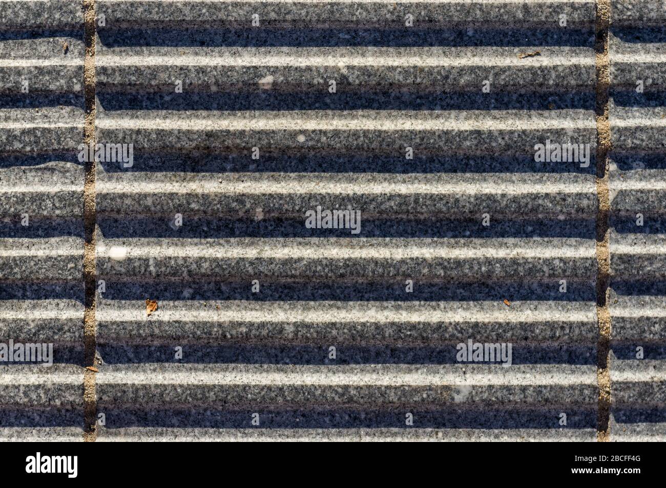 Pierres de granit avec rainures comme gouttières pour drainage sûr-pied Banque D'Images