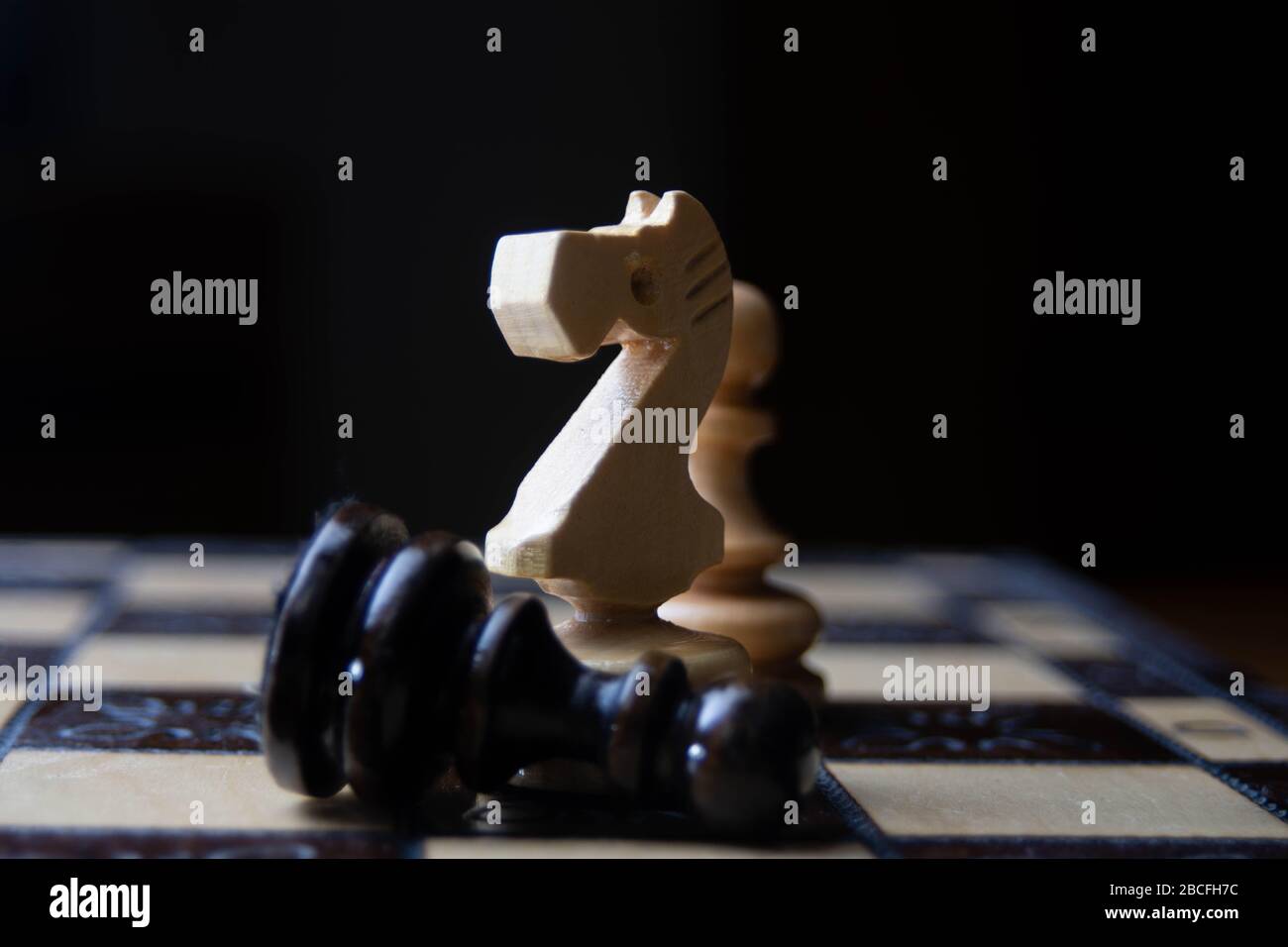 des pions en bois blanc et noir se tenant sur la table d'échecs en bois avec bokeh, gagner, victoire, Banque D'Images