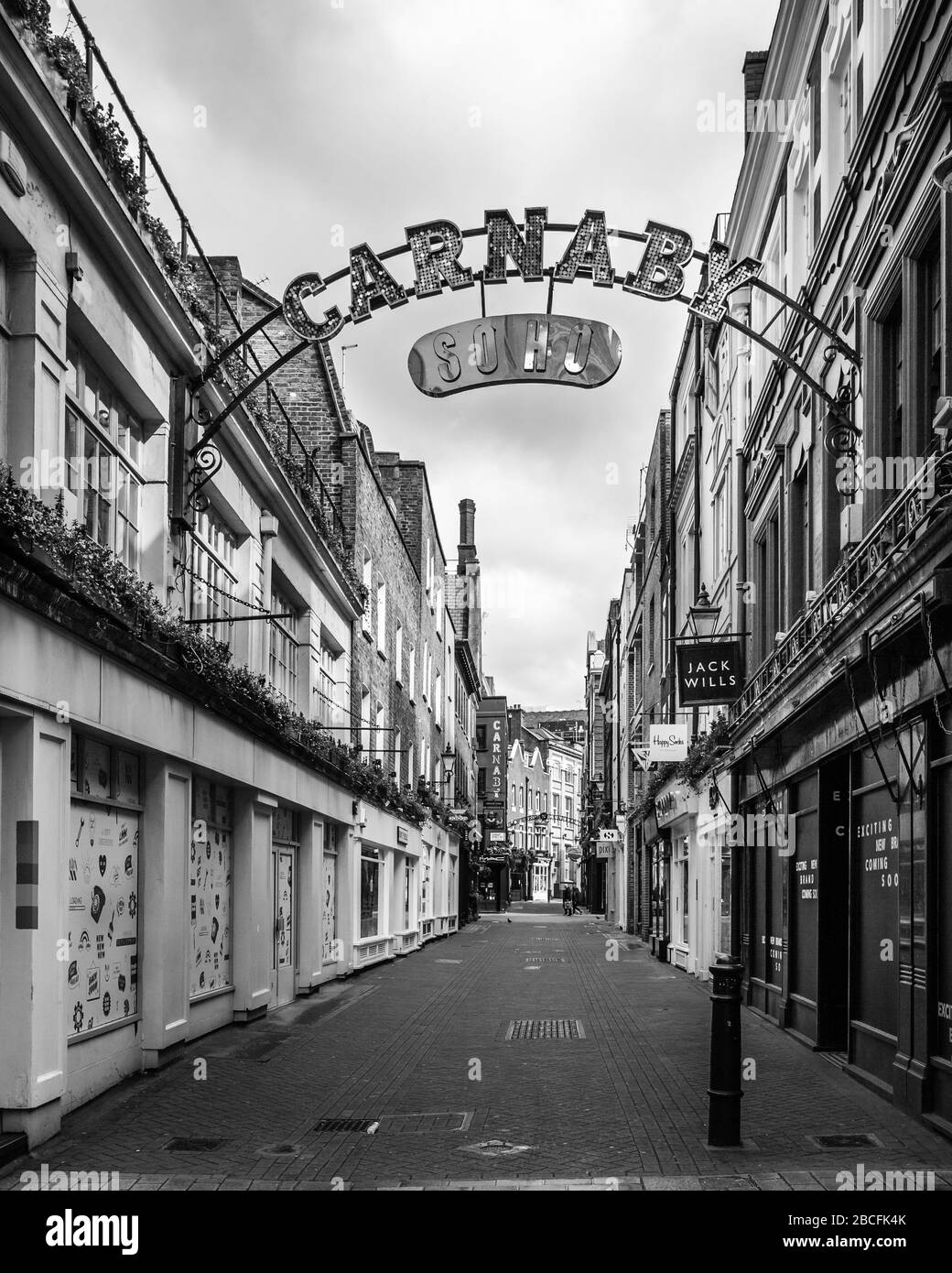 Une vue en noir et blanc de la célèbre rue Carnaby désertée lors de la pandémie de coronavirus à Londres. Banque D'Images