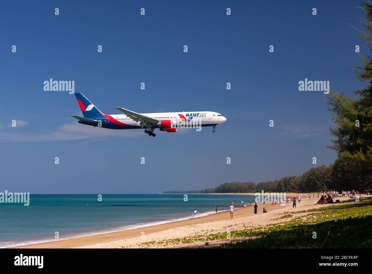 Phuket - Thaïlande; 16 février 2019: Azur Air est une compagnie aérienne charter et ancienne compagnie aérienne régionale en Russie qui débarque à l'aéroport international de Phuket près Banque D'Images