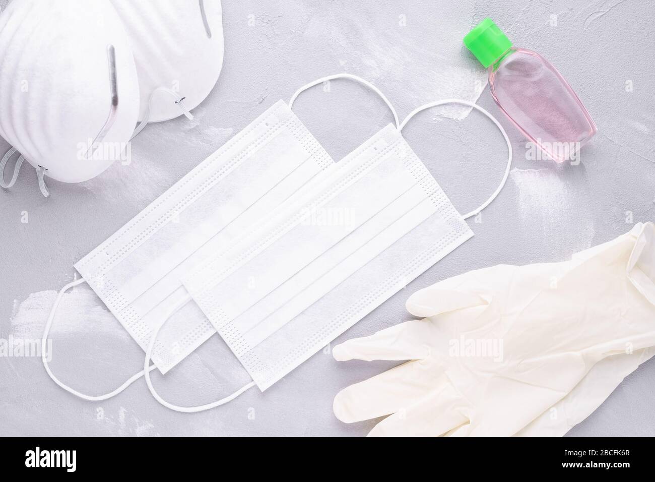 masques médicaux, gel antibactérien et gant pour la protection contre le coronavirus Banque D'Images