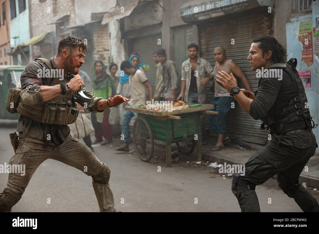 CHRIS HEMSWORTH dans L'EXTRACTION (2020), dirigé par SAM HARGRAVE. Crédit: Netflix / AGBO / India Take One Productions / T.G.I.M films / Album Banque D'Images
