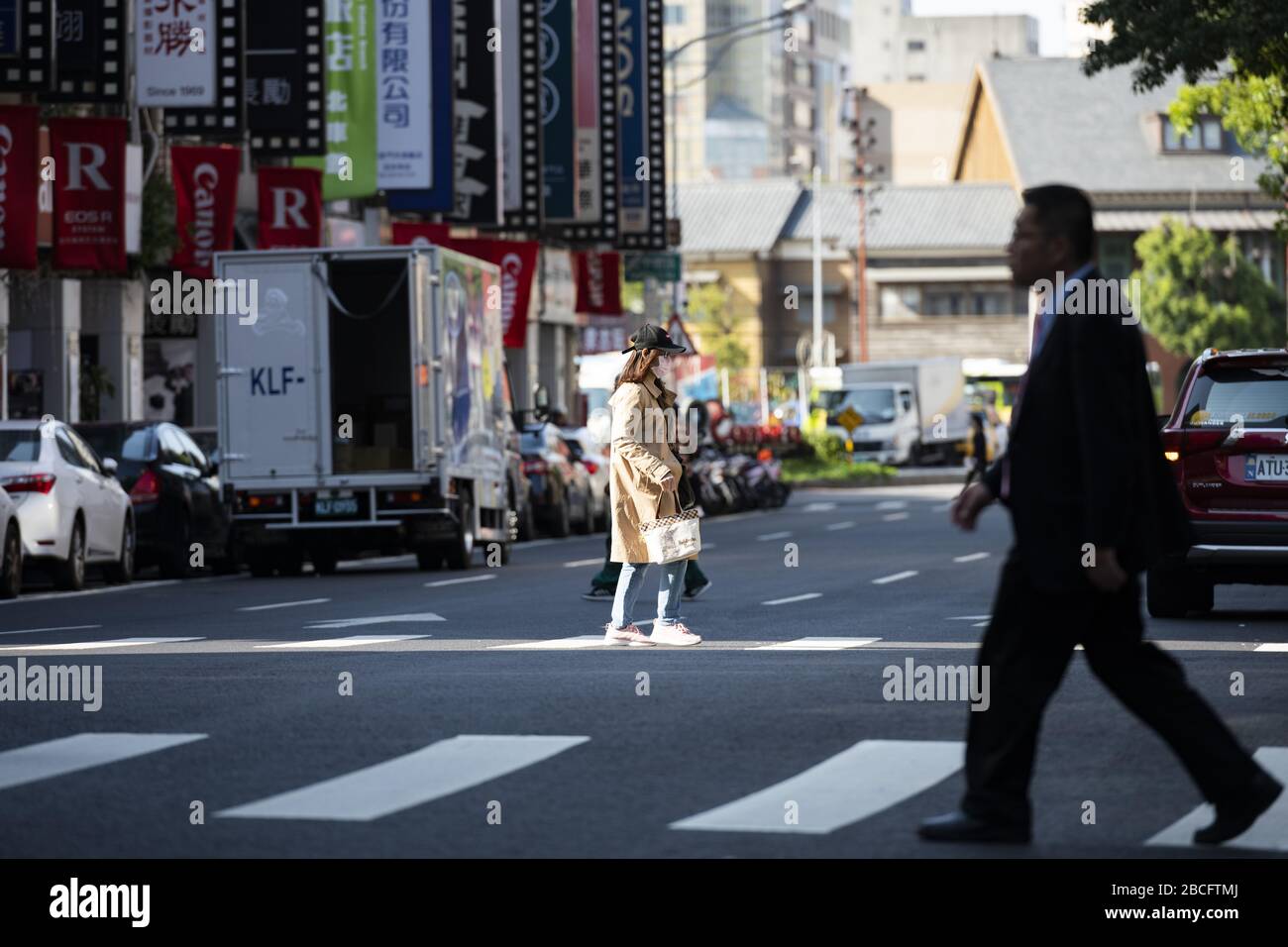 Taipei, Taïwan, le 04 avril 2020. (Foyer sélectif) une fille chinoise, portant un masque de visage pour se protéger du nouveau coronavirus 2019-nCoV ou COVID Banque D'Images