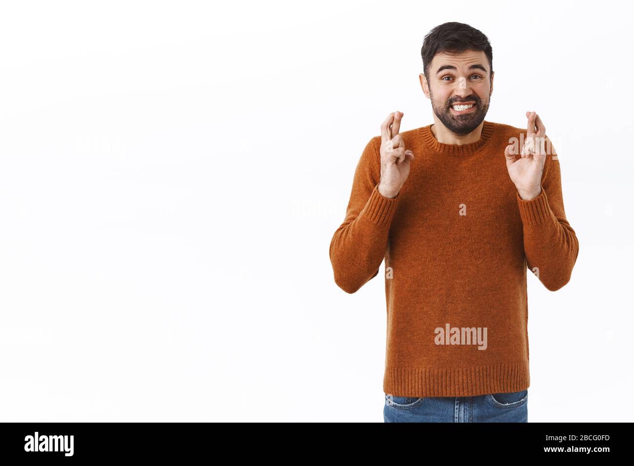 Portrait de la main nerveuse barbu gars dents s'inquiétaient, croisez les doigts bonne chance, priant et en attente d'espoir pour de bonnes nouvelles, rendant le souhait Banque D'Images