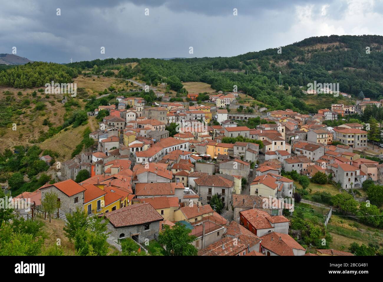 Vue panoramique sur Sasso di Castalda, un petit village de la région de Basilicate en Italie Banque D'Images