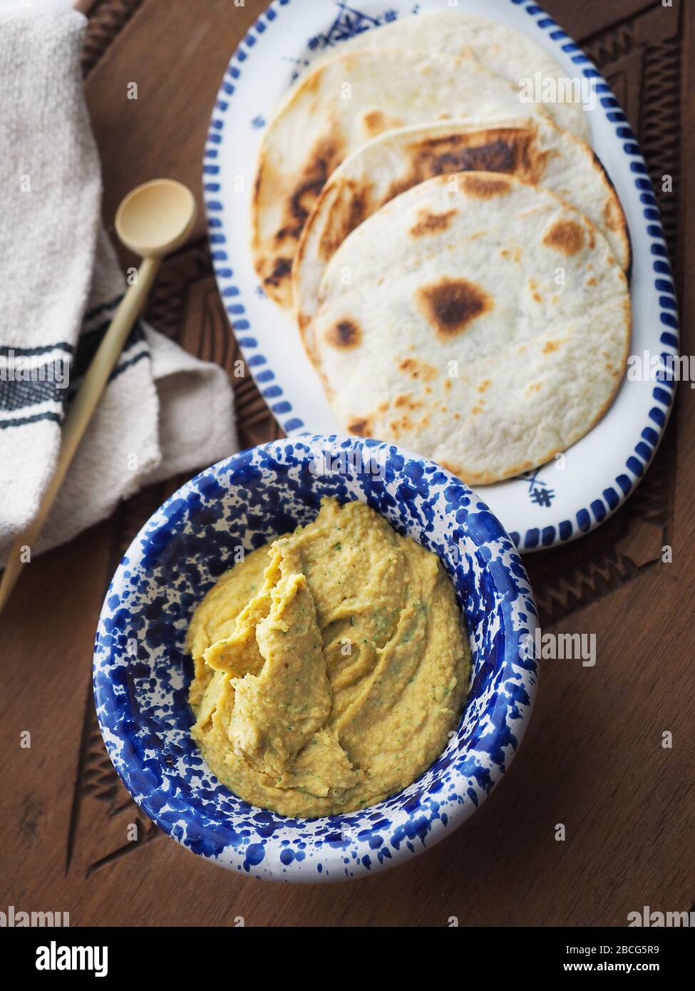 Houmous crémeux et pain arabe, Italie, Europe Banque D'Images