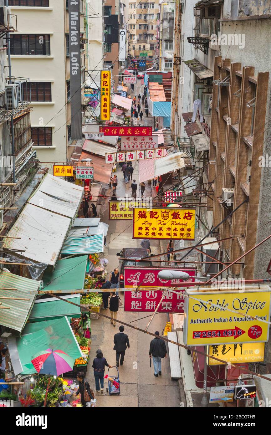 Hong Kong, Chine. Vue imprenable sur Gage Street. Panneaux publicitaires avec caractères chinois et occidentaux. Banque D'Images