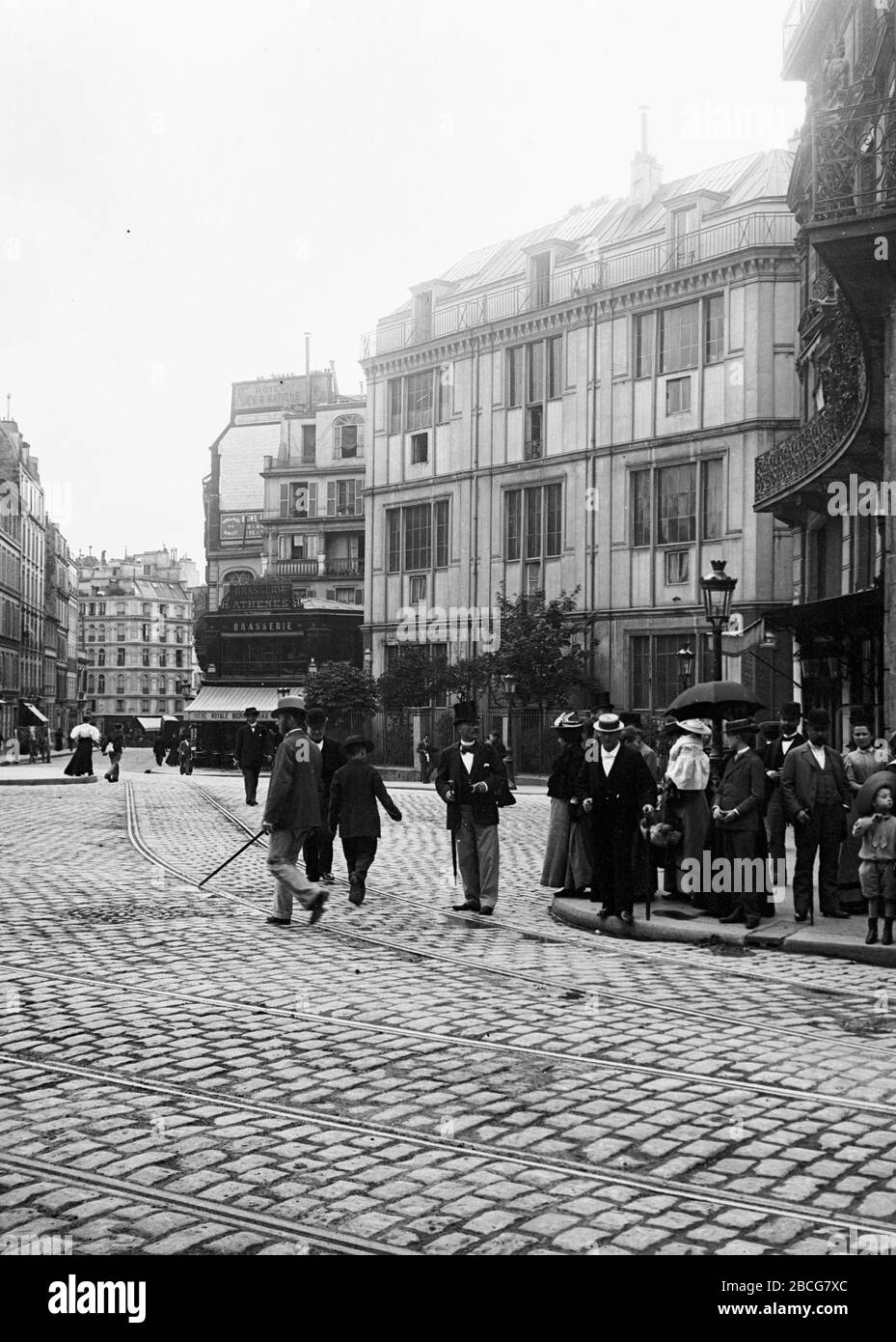 Les piétons marchent la place Pigalle, Paris, France, 1895. (Photo de Burton Holmes) Banque D'Images
