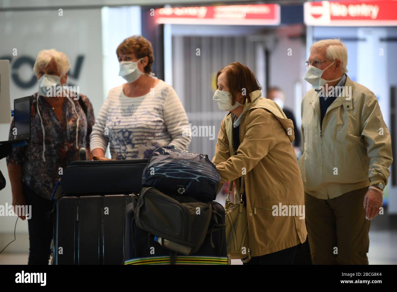 Les passagers du Holland America Line Ship Zaandam traversent les arrivées du terminal 2 de l'aéroport d'Heathrow à Londres, après avoir pris le vol de retour sur un vol de rapatriement au départ de la Floride. Banque D'Images