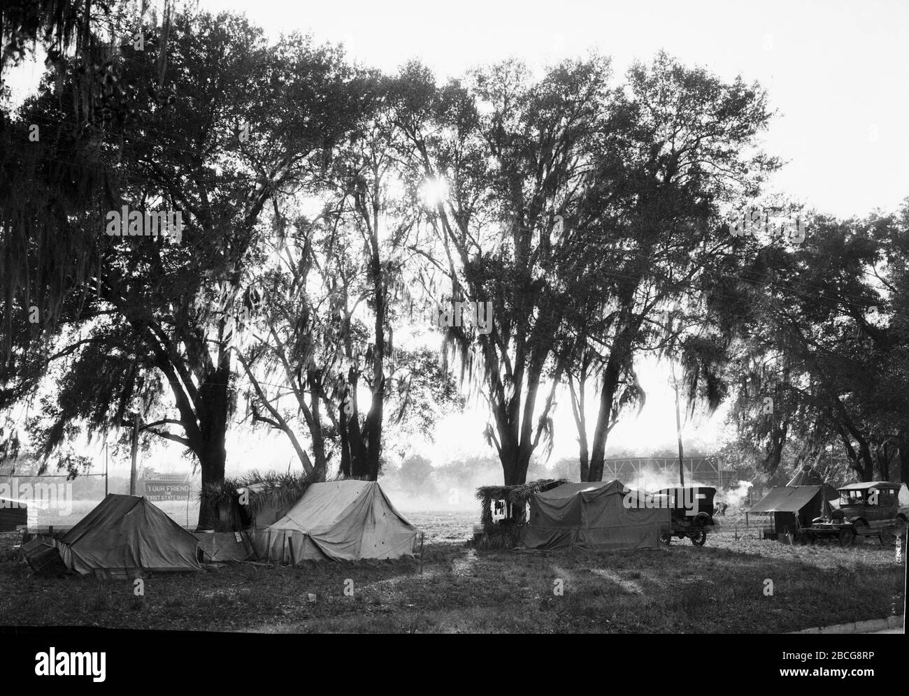 Tentes dans un camp touristique, Floride, années 1920. (Photo de Burton Holmes) Banque D'Images