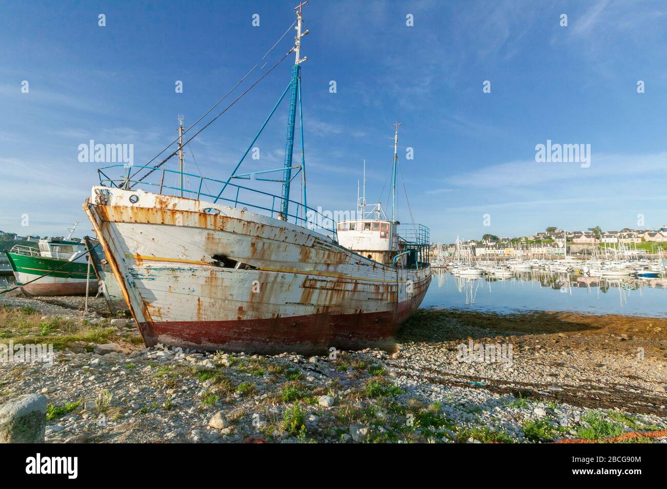 Bateaux de pêche pourris sur la plage du pittoresque village breton de Camaret sur mer, Britanny, France Banque D'Images