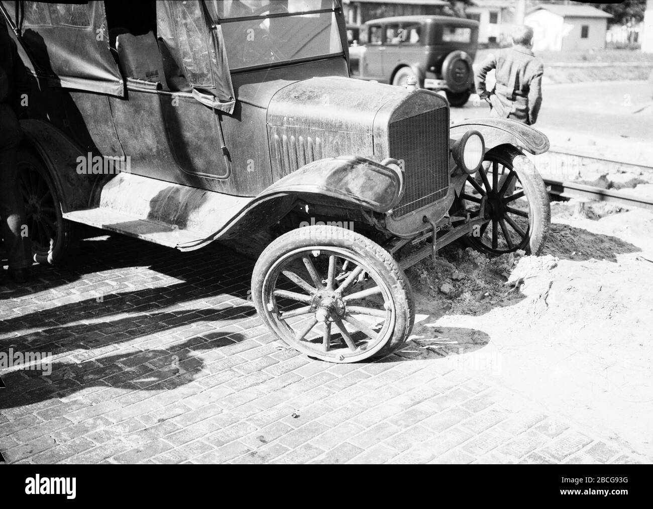 Une voiture s'est écrasée le long d'un chemin de fer, en Floride, dans les années 1920. (Photo de Burton Holmes) Banque D'Images