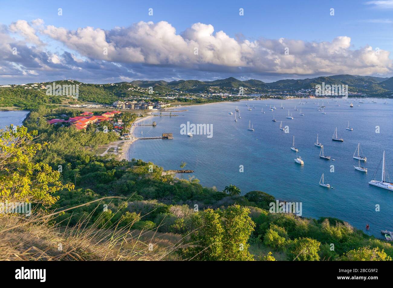 Yachts ancrage dans la célèbre baie de Rodney, l'île des Caraïbes de Sainte-Lucie, Antilles Banque D'Images