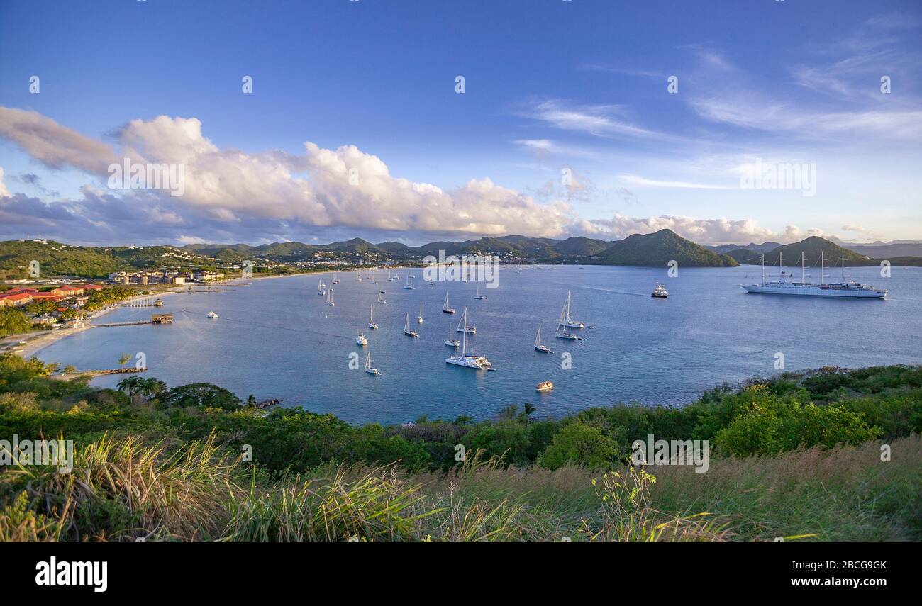 Yachts ancrage dans la célèbre baie de Rodney, l'île des Caraïbes de Sainte-Lucie, Antilles Banque D'Images