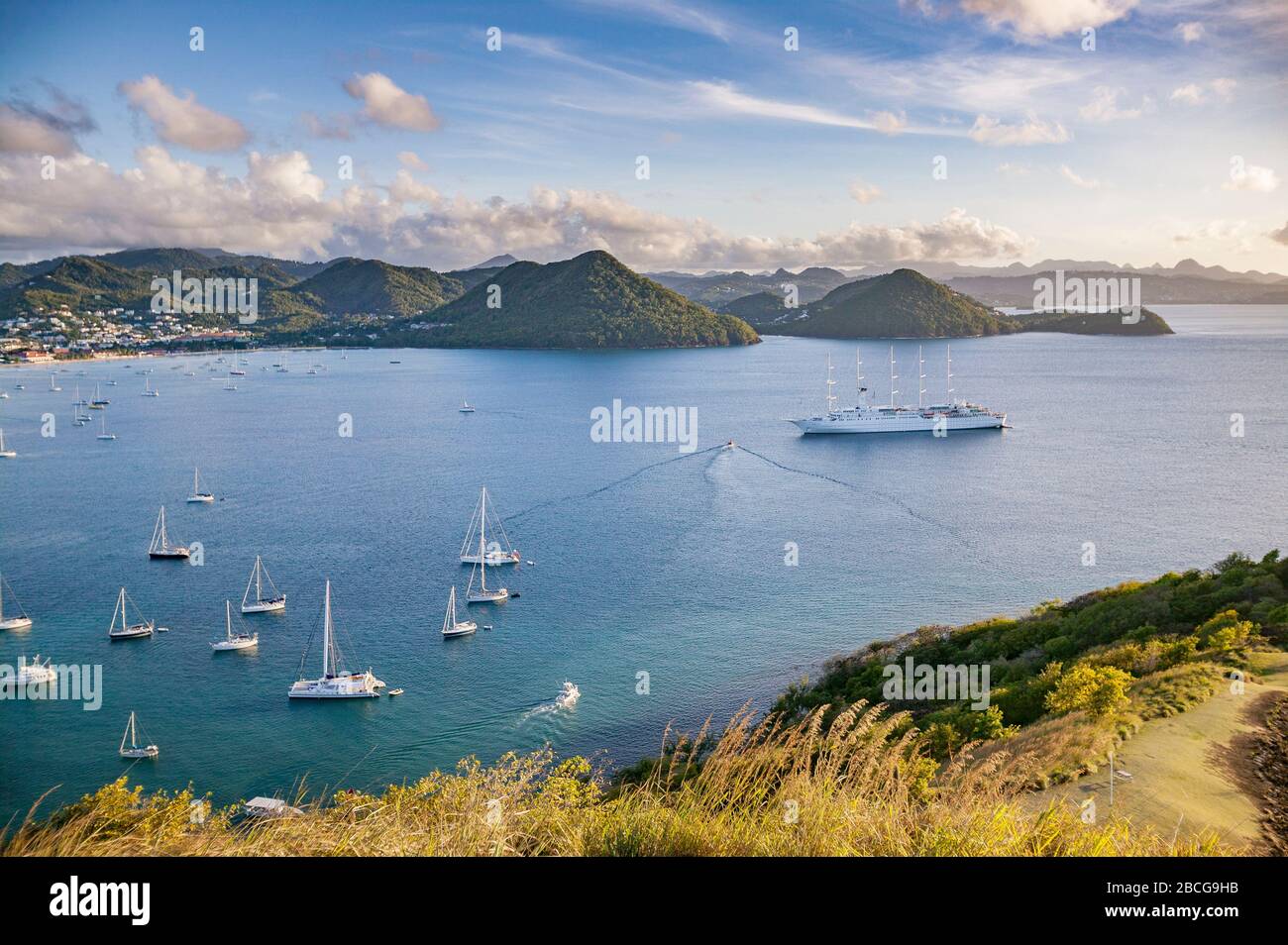 Yachts ancrage dans la célèbre baie de Rodney, l'île des Caraïbes de Sainte-Lucie, Antilles Banque D'Images
