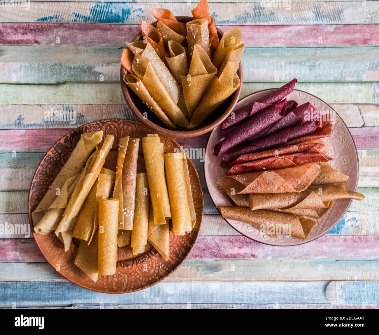 Pastille de fruits pure et douce. Bonbons naturels à base de fruits et baies séchés. La douceur utile est la pastille, les chips de fruits. Nutrition diététique de vitamine. Végétalien F Banque D'Images