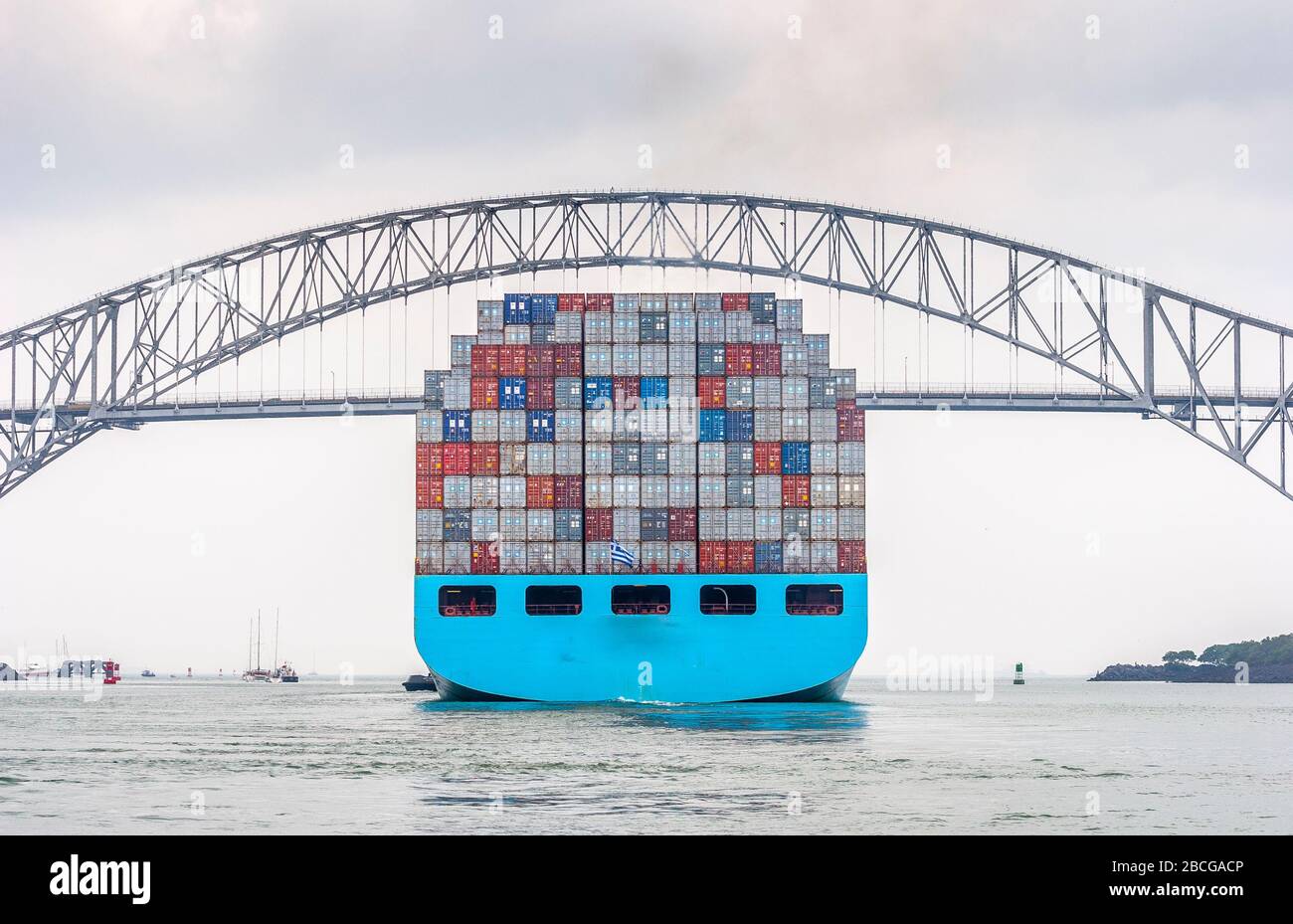 Bateau-conteneur quittant le canal de Panama et passant par le pont des Amériques, la seule liaison routière entre l'Amérique du Nord et l'Amérique du Sud Banque D'Images