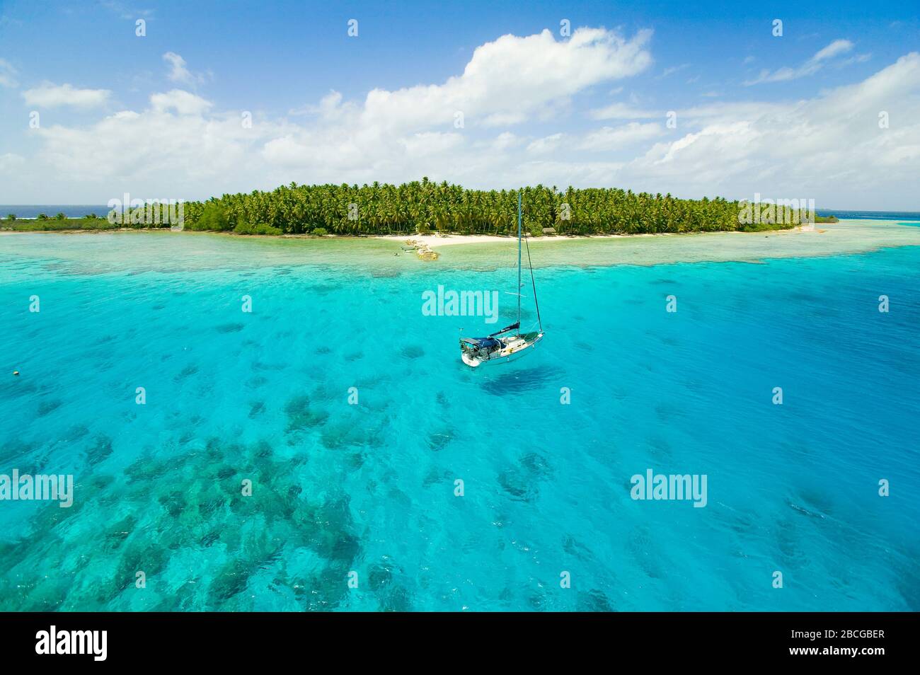 Ancrage de bateaux à voile dans les eaux peu profondes de l'atoll de Suwarrow, îles Cook, polynésie, océan pacifique Banque D'Images
