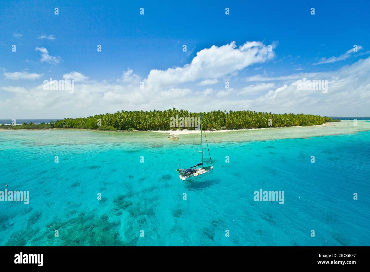 Ancrage de bateaux à voile dans les eaux peu profondes de l'atoll de Suwarrow, îles Cook, polynésie, océan pacifique Banque D'Images