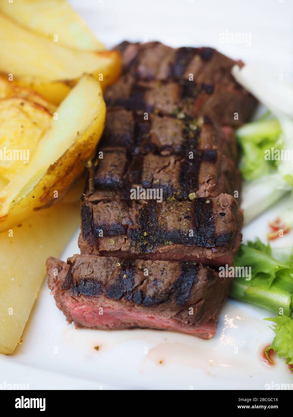 Tagliata di manzo con patate al forno, boeuf tranché avec pommes de terre cuites, Milan, Lombardie, Italie, Europe Banque D'Images